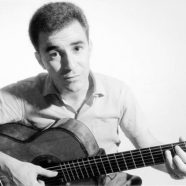 João Gilberto em foto da época da gravação de seu primeiro disco, nos anos 50. Acervo de Zuza Homem de Mello. Fonte https://fotografia.folha.uol.com.br/galerias/3183-joao-gilberto#foto-52488